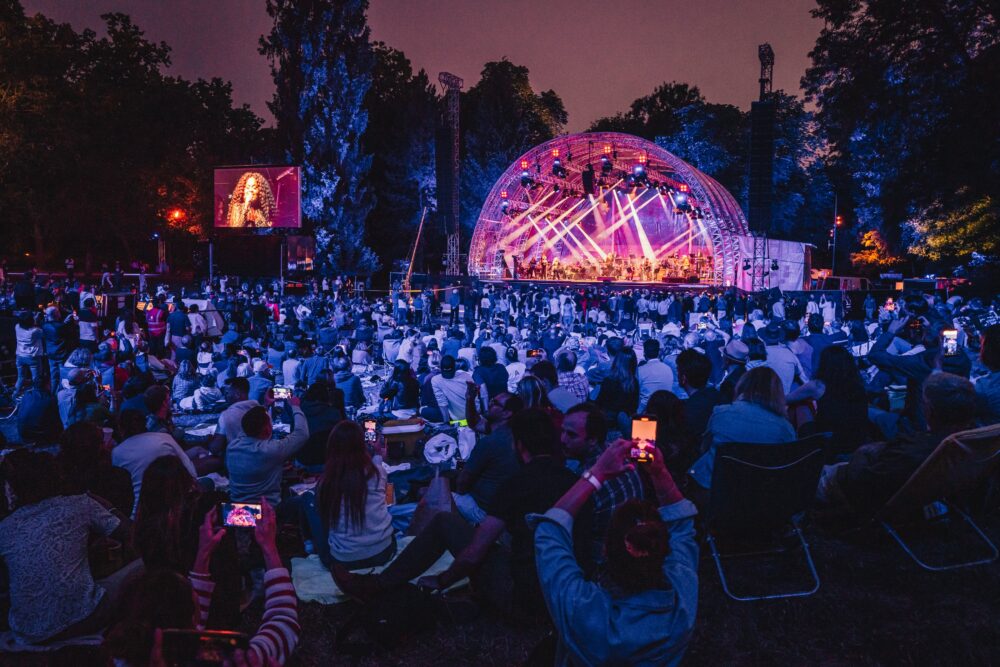 Kinnekswiss Loves is a series of concerts hosted in the municipal park of Luxembourg City.